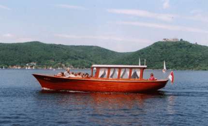 Classic Launch Chassalli 33' vor Schloss Waldeck auf dem Edersee