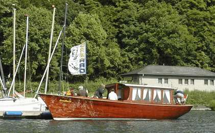 Classic Launch vor der Steganlage des Wassersportcenters Sun&Fun am Edersee